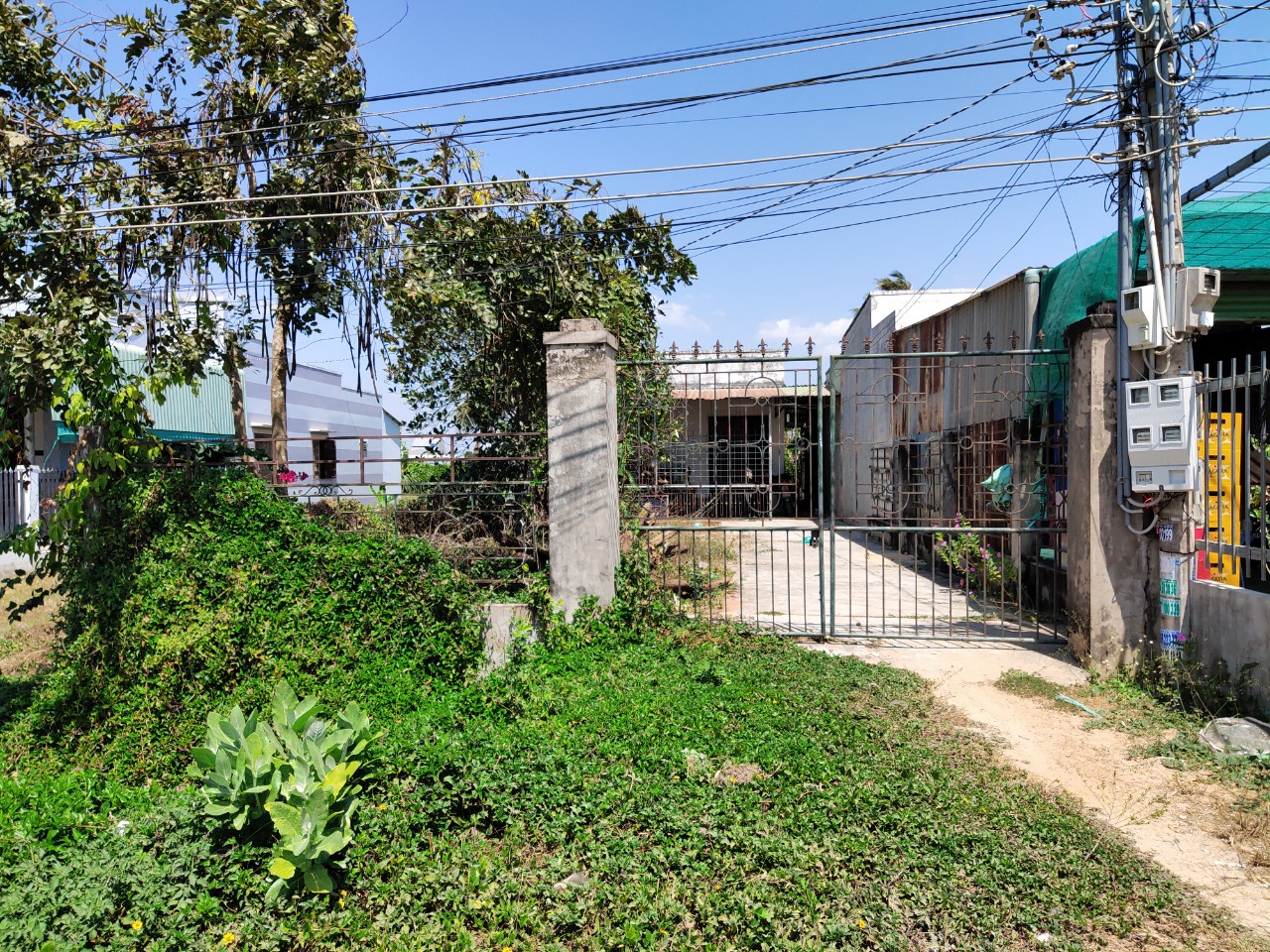 Bán căn nhà cách vòng xoay suối cát chỉ 500 mét